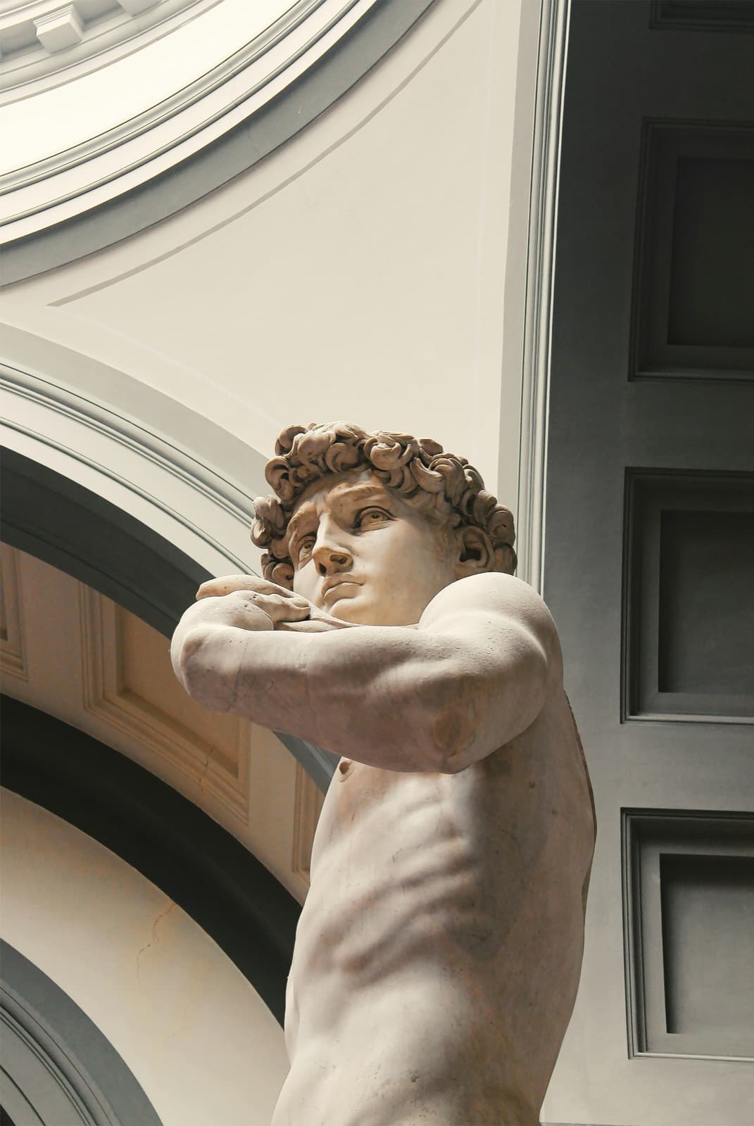 Sculpture de la Renaissance exposée dans une salle de musée